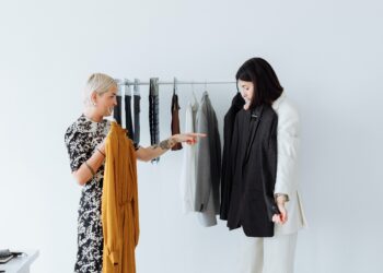 Cum să îți alegi ținuta potrivită pentru o călătorie de afaceri